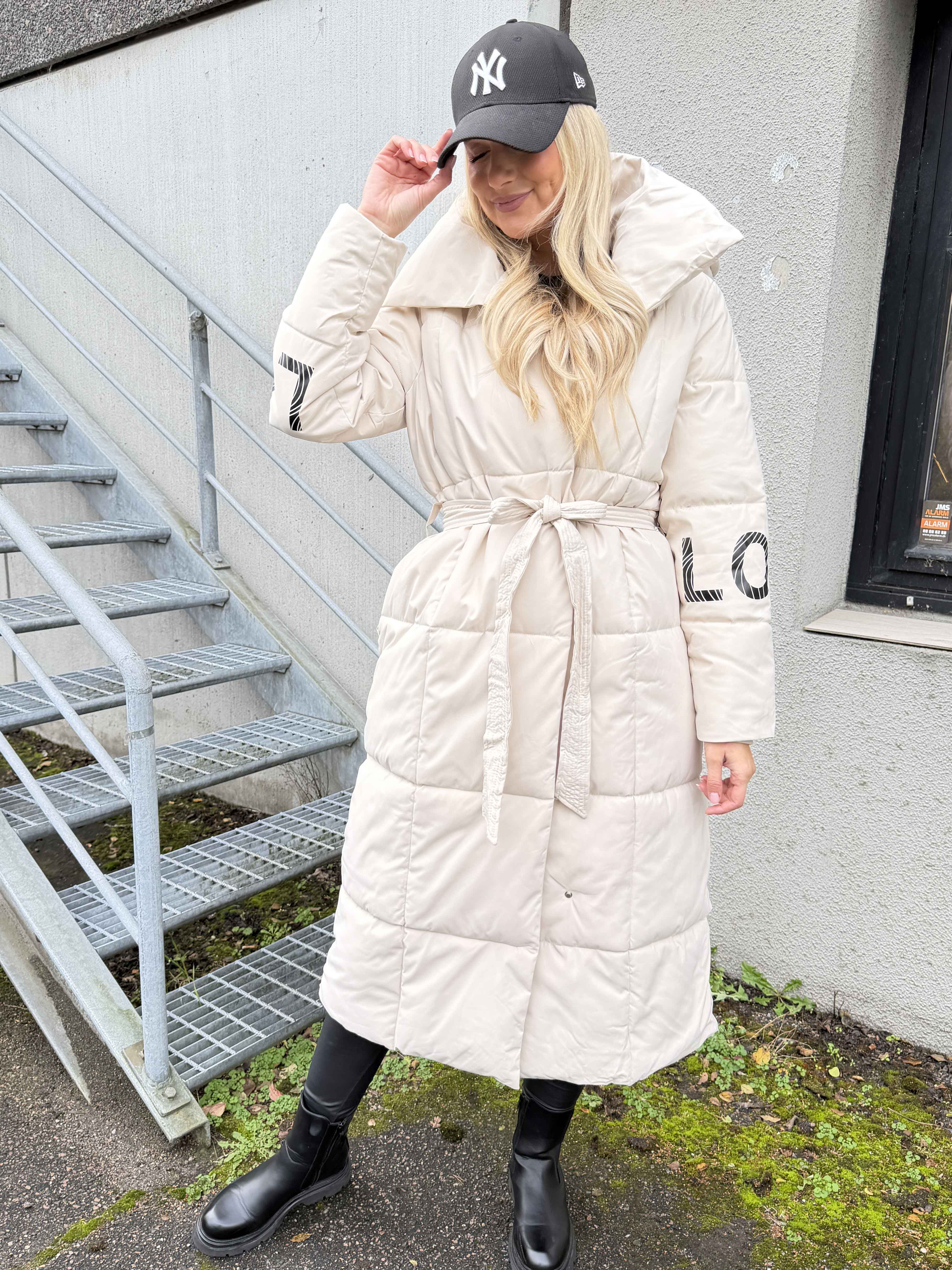 Snowie – Lång dunjacka med en LOVE-detalj på ärmen och en varm krage.